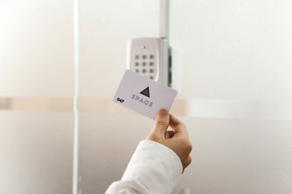 khách hàng sử dụng thẻ từ ra vào khu vực chỗ làm việc đảm bảo an ninh