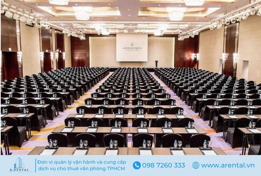 Bố trí phòng họp kiểu lớp học (Classroom).