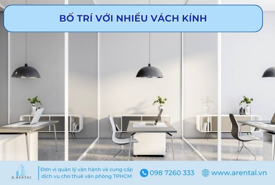 Bố trí văn phòng làm việc với nhiều vách kính.