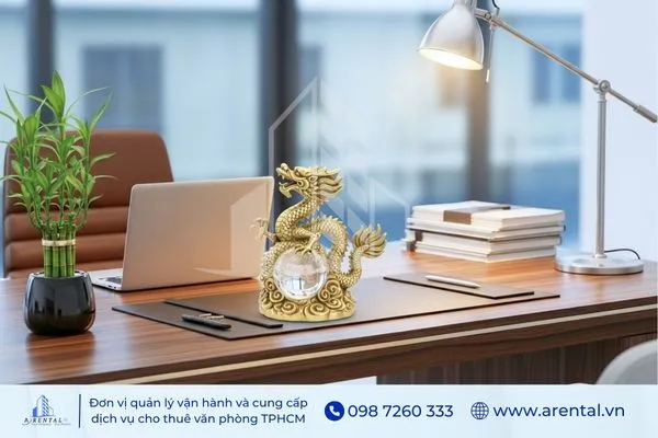 Góc làm việc thanh lịch đặt tượng rồng pha lê và cây cảnh mini, mang đến cảm giác vững tâm và tập trung hơn trong công việc.