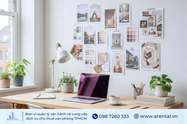 Bàn làm việc với ghế công thái học, kê tay và giá đỡ màn hình giúp trang trí phòng làm việc đẹp và tiện nghi.