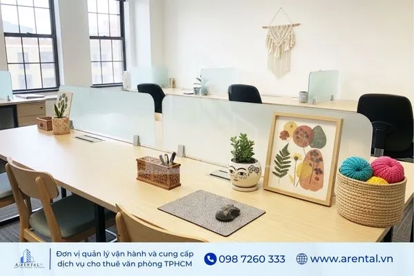 Cách trang trí phòng làm việc đẹp với tranh handmade để bàn và dây treo tường, mang lại sự hài hòa cho không gian.