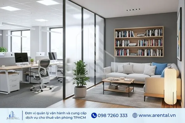 Trang trí phòng làm việc đẹp bằng khu vực thư giãn riêng, bố trí sofa và kệ sách hiện đại, mang lại sự thoải mái.