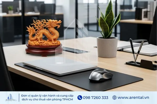 Bàn làm việc hiện đại với tượng rồng phong thủy và chậu cây xanh nhỏ, mang lại năng lượng tích cực và điểm nhấn sang trọng.