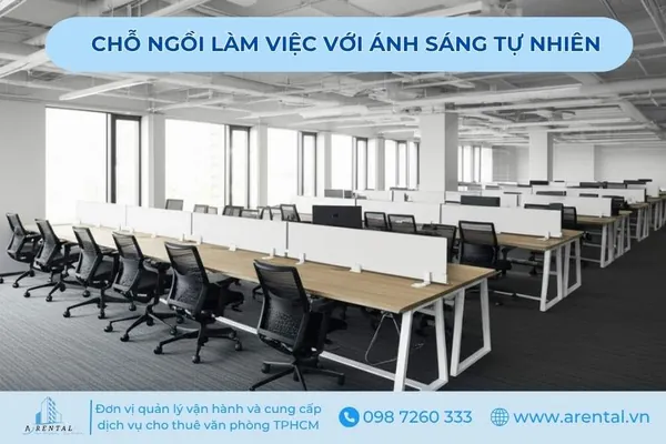 Chỗ ngồi làm việc phong thủy với ánh sáng tự nhiên và không gian thông thoáng.