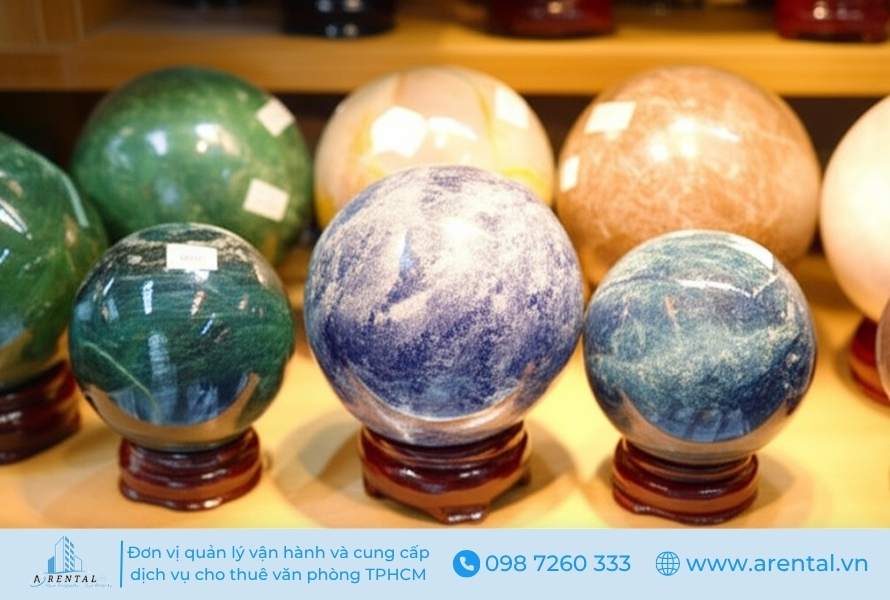 Quả cầu phong thủy cho chỗ ngồi làm việc.