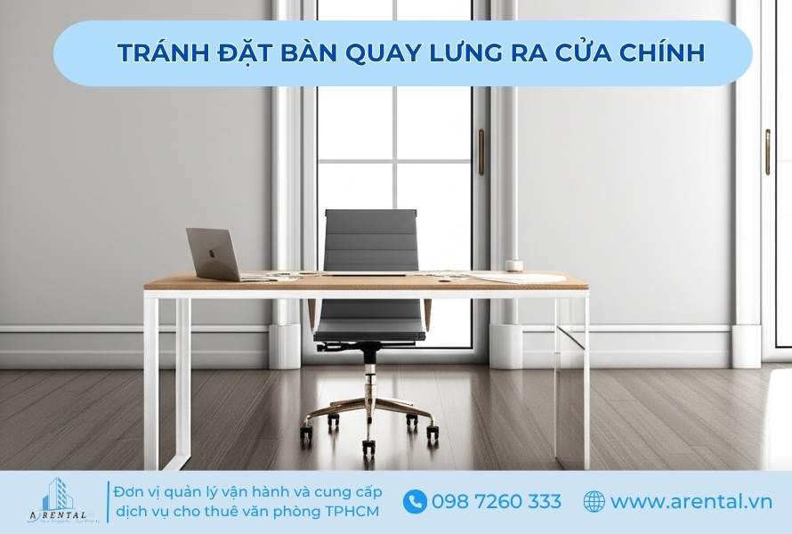 Chỗ ngồi làm việc phong thủy tránh đặt bàn làm việc quay lưng ra cửa chính.