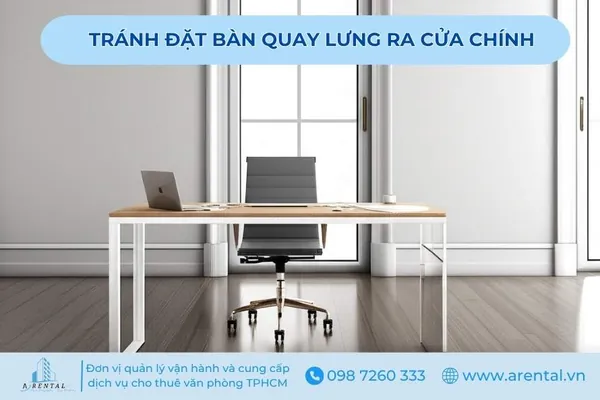 Chỗ ngồi làm việc phong thủy tránh đặt bàn làm việc quay lưng ra cửa chính.