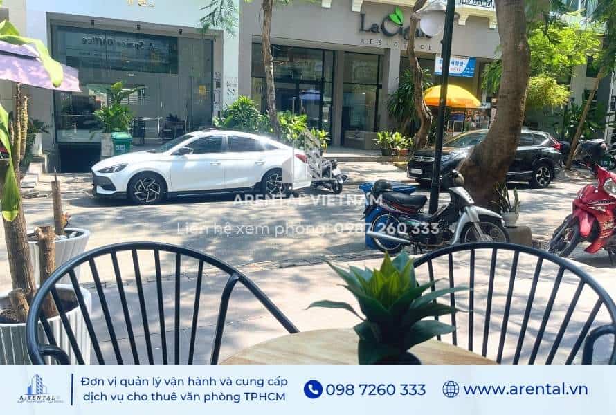 Đường nội khu phía trước tòa nhà với diện tích thông thoáng.