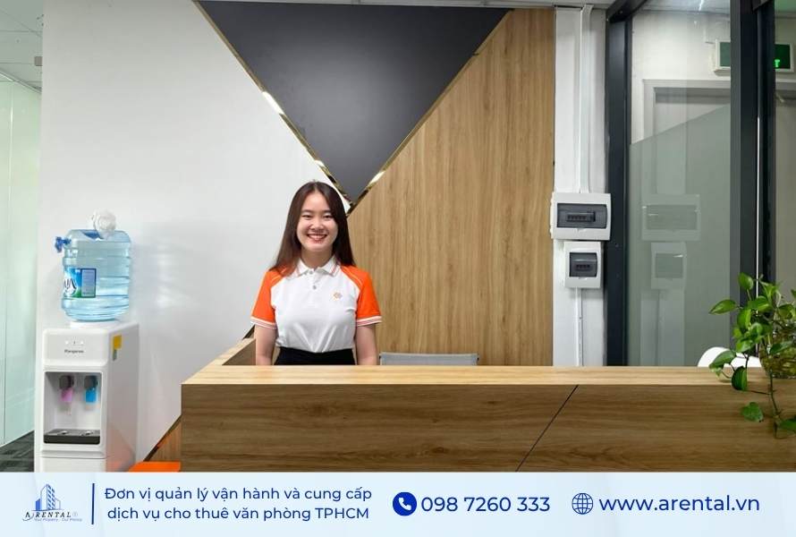 Lễ tân chuyên nghiệp khi chọn thuê văn phòng.