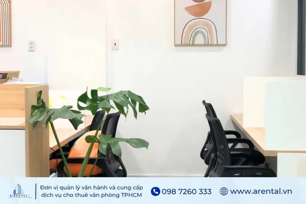 Không gian văn phòng được bố trí các tiện ích và nội thất cơ bản
