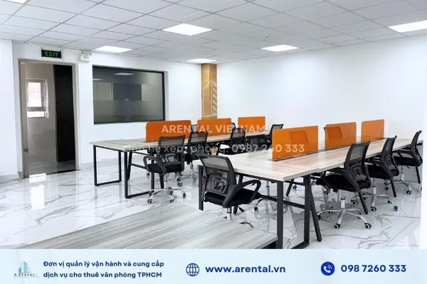 Không gian văn phòng trọn gói Quận 2 được bố trí đầy đủ bàn ghế và chia thành từng khu vực cụ thể. Không gian làm việc tiện nghi tại văn phòng trọn gói Quận 2.