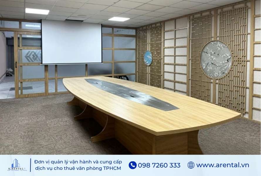 Phòng họp hiện đại ngay tại tòa nhà cho thuê văn phòng Sala.