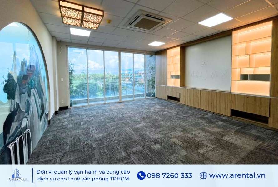 Văn phòng cho thuê được lắp đặt sẵn kệ tủ âm tường giúp tiết kiệm chi phí ban đầu cho doanh nghiệp.