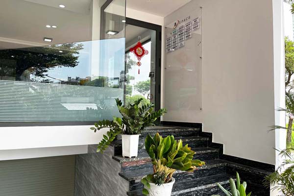 Bảng tên của công ty sẽ được đặt trước tòa nhà
