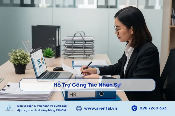 Nhân viên hành chính hỗ trợ tuyển dụng, tính lương và phúc lợi để tạo sự gắn kết trong tổ chức.