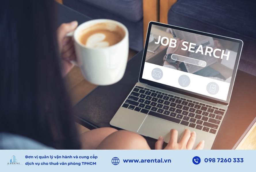 Chủ động tìm việc qua nền tảng online và mạng lưới cá nhân giúp bạn tiếp cận cơ hội nhanh chóng hơn.