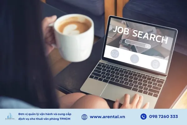 Chủ động tìm việc qua nền tảng online và mạng lưới cá nhân giúp bạn tiếp cận cơ hội nhanh chóng hơn.