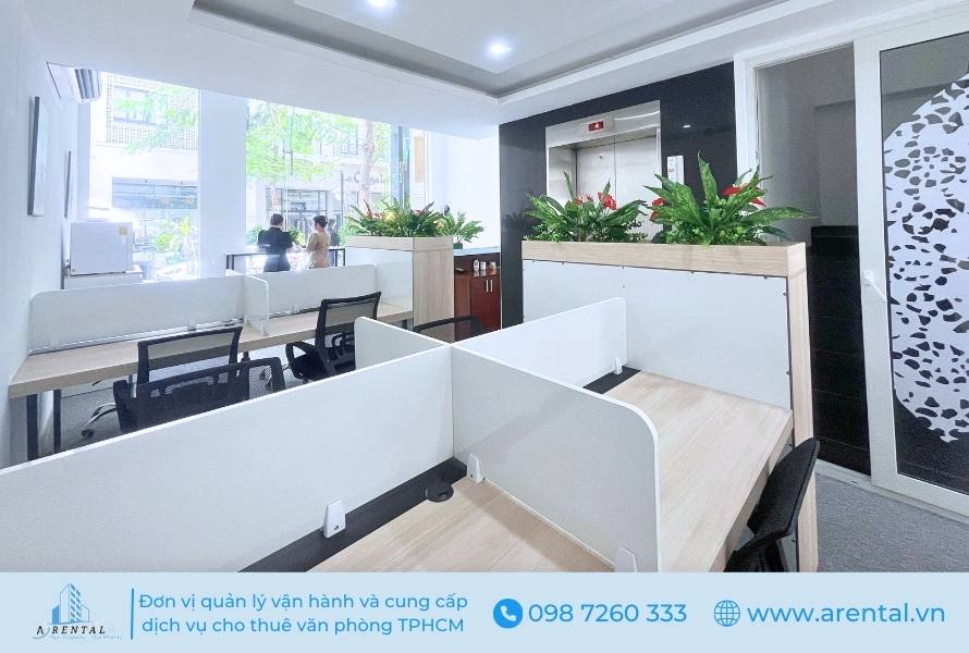 Không gian mở của dịch vụ hot desking giúp mọi người thuận tiện trao đổi, kết nối.