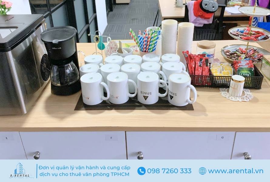 Quầy pantry tại văn phòng làm việc chung. 