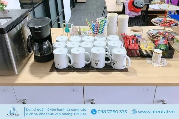 Quầy pantry tại văn phòng làm việc chung. 