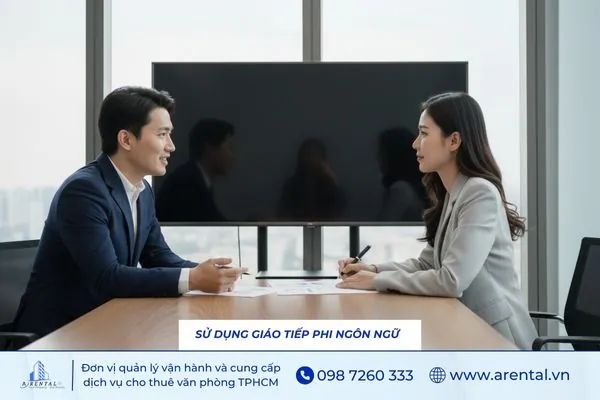 Sử dụng giao tiếp phi ngôn ngữ (ngôn ngữ hình thể) để truyền đạt ý tưởng hiệu quả khi đàm phán.