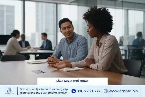 Lắng nghe chủ động để giao tiếp hiệu quả hơn.