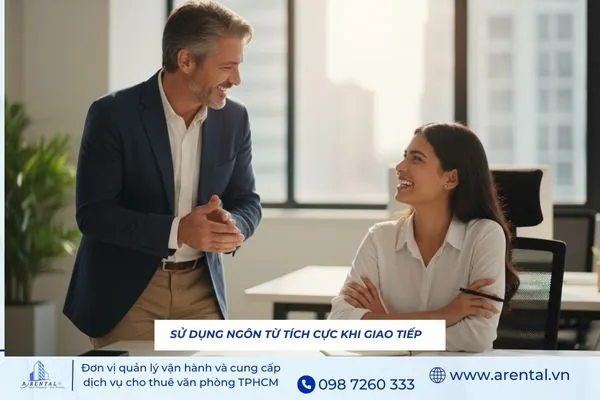 Sử dụng ngôn từ tích cực khi giao tiếp để tạo thiện cảm và tăng kết nối nơi công sở.