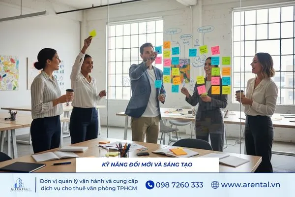 Hình ảnh nhà lãnh đạo đang phát triển ý tưởng sáng tạo cùng đội nhóm