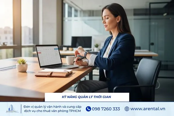 Nhà lãnh đạo đang sắp xếp lịch làm việc khoa học