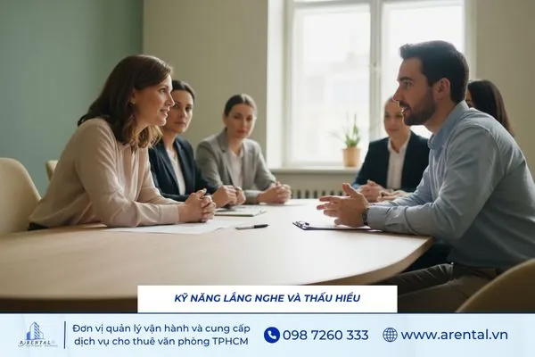 Nhà lãnh đạo đang lắng nghe ý kiến đóng góp từ nhân viên