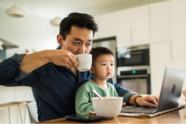 Làm việc tại nhà đã và đang là biện pháp được áp dụng trong thời điểm dịch bệnh tại nhiều nơi.