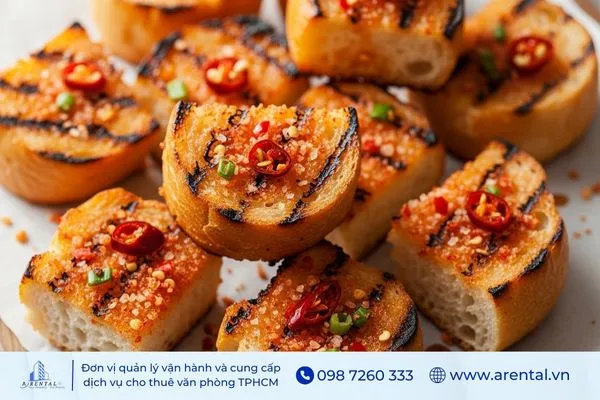 Bánh mì nướng topping phong phú, ăn vặt văn phòng tiện lợi.