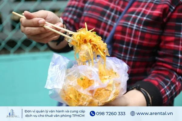 Món ăn vặt văn phòng phổ biến với bánh tráng trộn với xoài, khô bò, sốt đặc trưng.