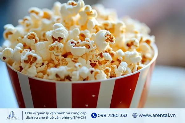 Bắp rang bơ trong hộp, món ăn vặt văn phòng vui vẻ cho giờ giải lao.