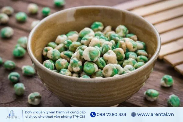 Đậu hà lan rang giòn vị cay mặn, món ăn vặt văn phòng dễ mang theo.