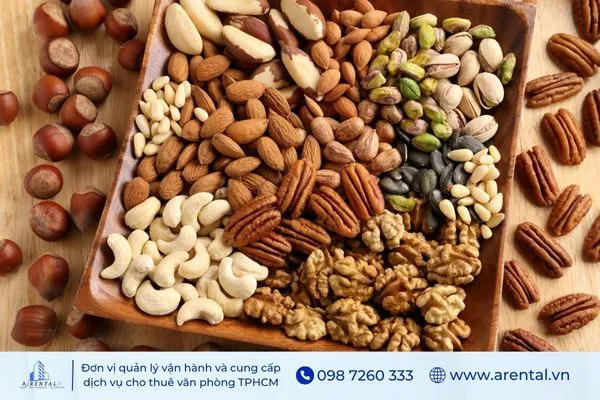 Hạt dinh dưỡng như hạnh nhân, hạt điều - ăn vặt văn phòng healthy.