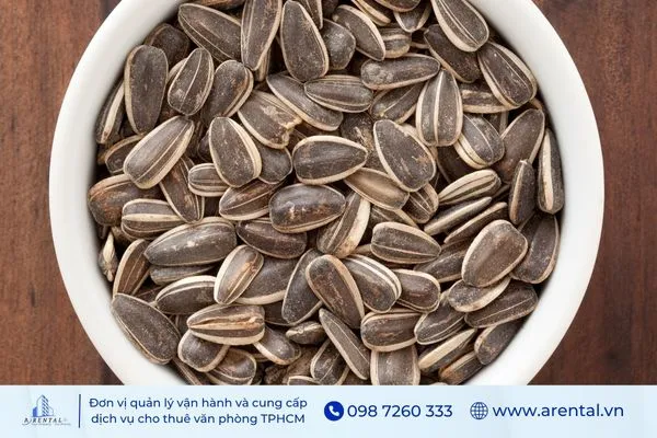 Hạt hướng dương giòn ngon, ăn vặt văn phòng HCM tiện lợi, hợp khẩu vị nhiều người.