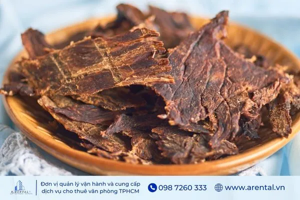 Khô bò xé sợi, ăn vặt văn phòng HCM tiện lợi cho giờ nghỉ.