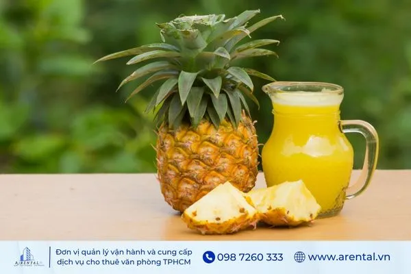 Nước ép dứa và trái cây tươi, gợi ý đồ uống tốt cho sức khỏe dân văn phòng.
