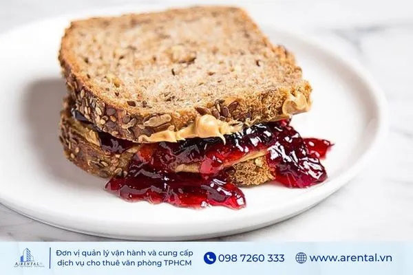 Sandwich nguyên cám nhân mứt, món ăn vặt văn phòng tiện lợi.