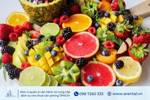 Dĩa trái cây ngũ sắc, món ăn vặt văn phòng HCM giúp bổ sung vitamin.
