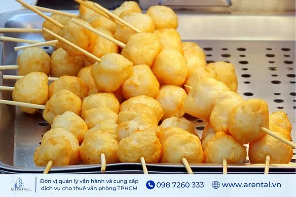 Xiên cá viên chiên vàng giòn, món ăn vặt văn phòng HCM phổ biến.