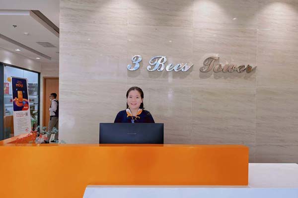 Nhân viên lễ tân hỗ trợ đón tiếp khách hàng 24/7