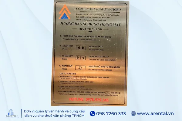 Bảng nội quy sử dụng thang máy trong tòa nhà văn phòng.