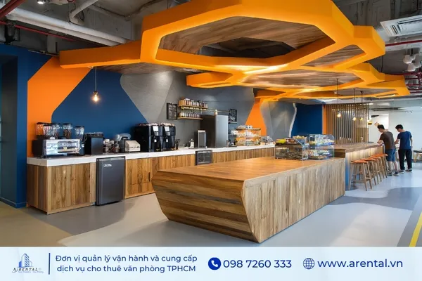 Thiết kế sáng tạo biến pantry thành điểm nhấn nghệ thuật, khơi nguồn cảm hứng cho nhân viên.