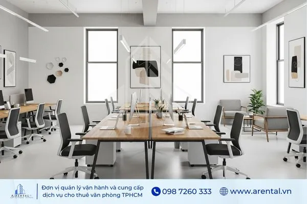 Văn phòng chia sẻ bố trí bàn làm việc nhóm, không gian mở gọn gàng và cây xanh trang trí.