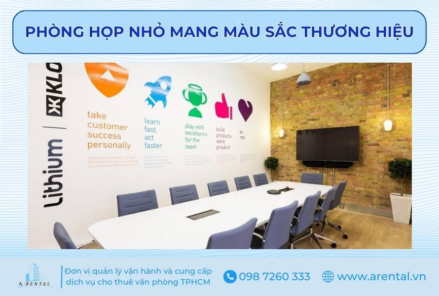 Thiết kế phòng họp nhỏ mang màu sắc thương hiệu.