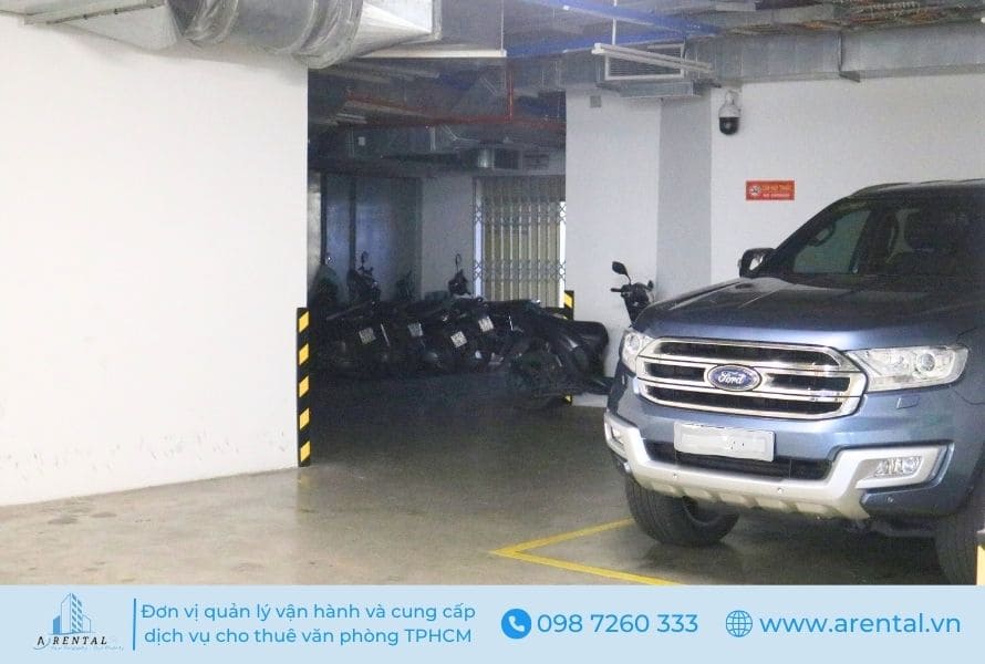 Khu vực bãi giữ xe tại tòa nhà 3 Bees Tower cho thuê phòng họp Quận Phú Nhuận.