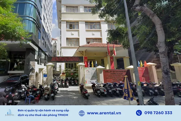 Trụ sở UBND phường Tân Định đặt tại số 58B Nguyễn Đình Chiểu.